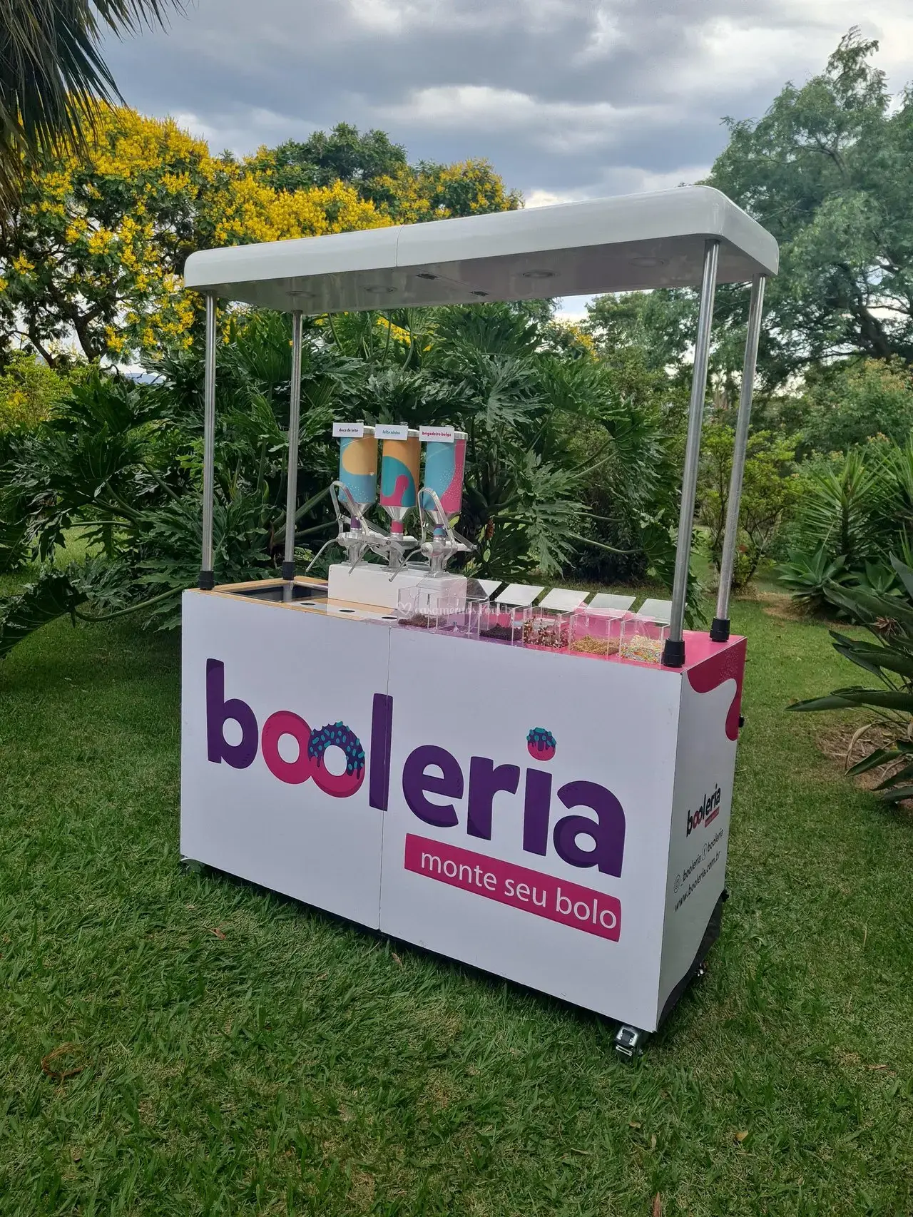 Carrinho gourmet de bolos Booleria em evento